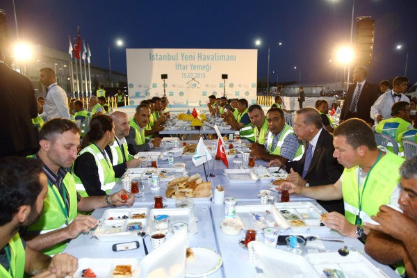 Üçüncü havalimanı işçileri bayram hediyelerini aldı