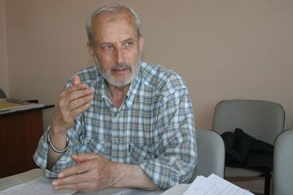 Edebiyat dünyasının tanınan ismi hayatını kaybetti