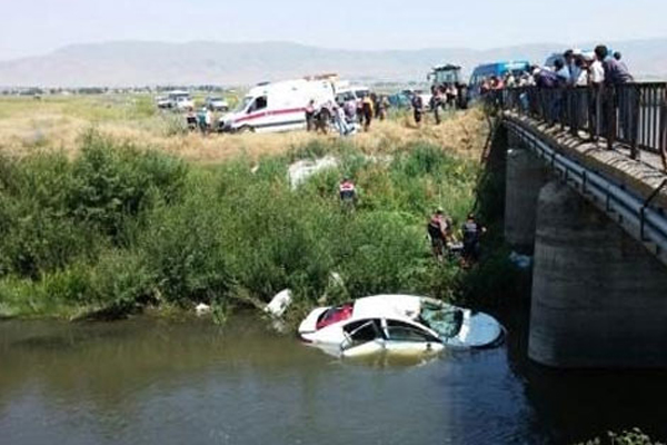 Otomobil nehre uçtu, 6 kişi hayatını kaybetti