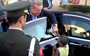 Erdoğan, bayram harçlığı dağıttı