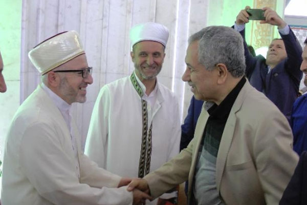 Arınç, bayram namazını Akçakoca’da kıldı