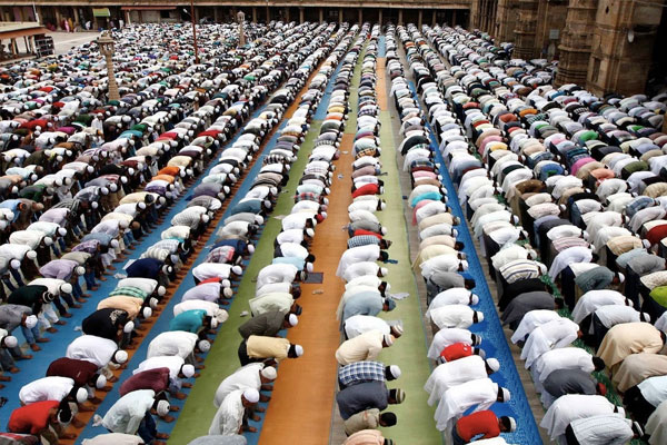 Müslümanlar bayram namazında buluştu