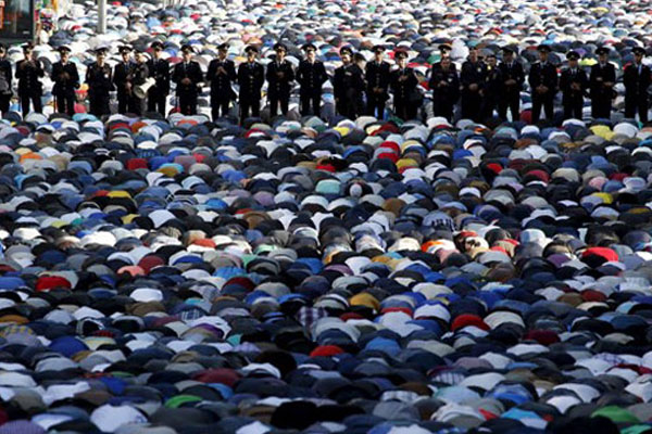 Polis çemberinde bayram namazı