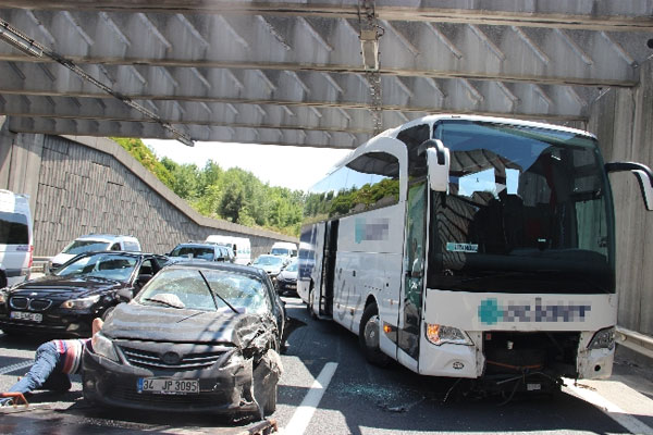 FSM’de zincirleme kaza trafiği felç etti