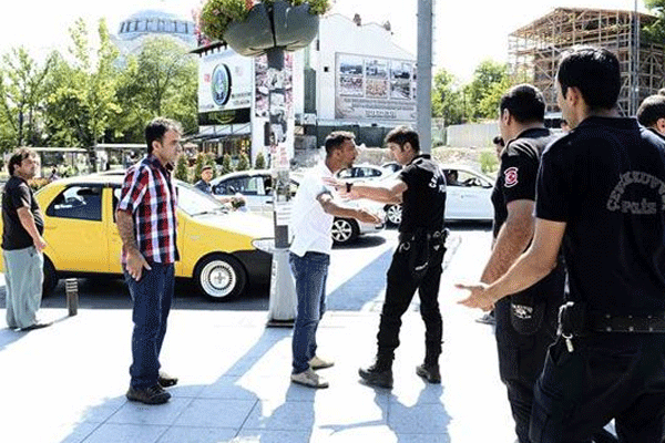 Taksici ile turist kavgasına polis müdahalesi