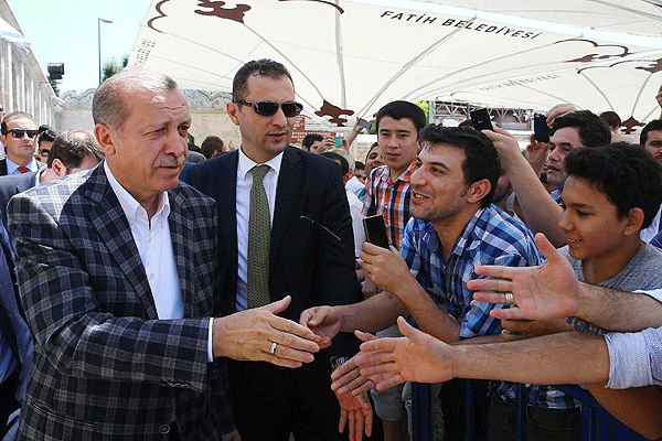 Erdoğan'dan esnaf ve türbe ziyareti