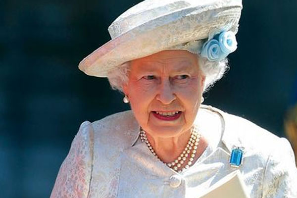 İngiltere Kraliçesi'nden 'Nazi selamı'
