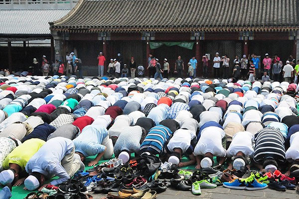 Çinli Müslümanlar bayram namazına akın etti