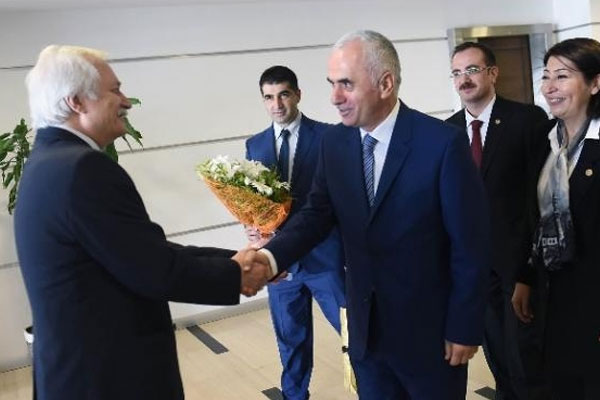 AK Parti’nin ilk ziyareti CHP’ye