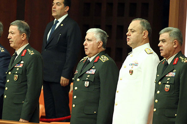 Özel gidiyor, Hulusi Akar geliyor