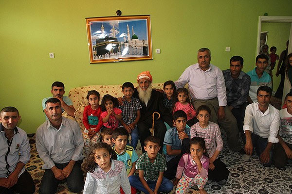 Zübeyir dede 107 torunuyla bayramlaştı