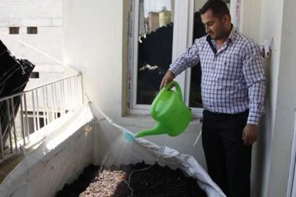 Balkonunda para basıyor