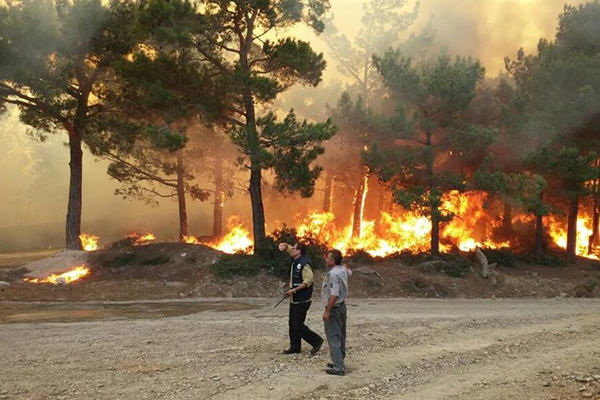 Mersin alev alev yanıyor