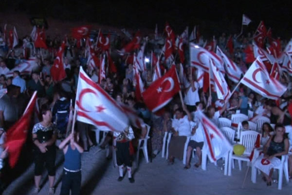 Kıbrıs'ta binlerce kişi nöbet tuttu