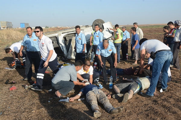 Iraklıları taşıyan minibüs devrildi