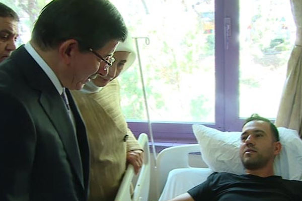Davutoğlu'ndan yaralılara ziyaret