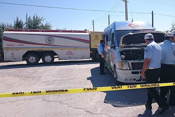 Kreş servisi tankerle çarpıştı