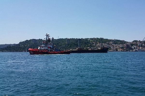 Boğazda yük gemisinin dümeni kitlendi