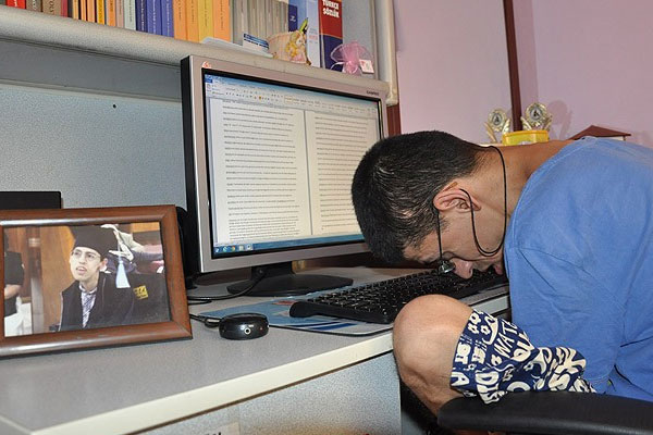 Burnuyla kitap yazıyor