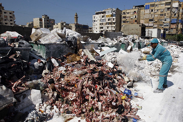 Kentin ortasında 'çöp dağları' oluştu
