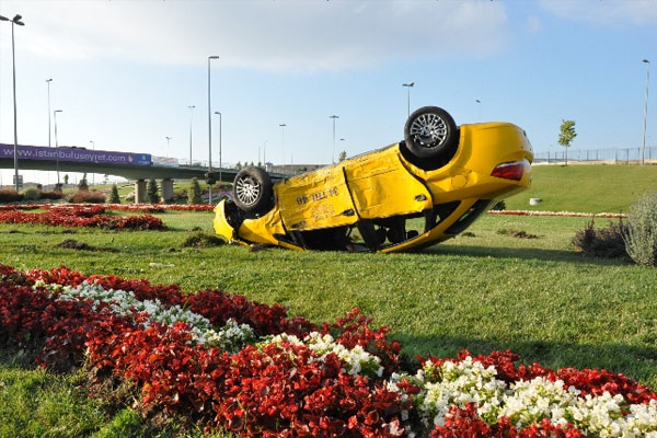 Atatürk Havalimanı yolunda kaza