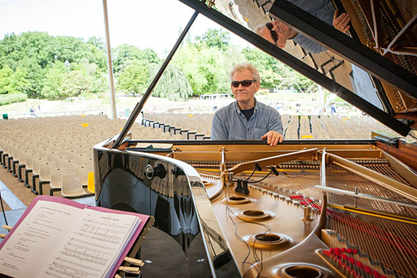 Sahnede kalp krizi geçirip öldü