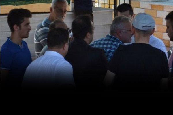 Acılı baba onları cenazeden kovdu