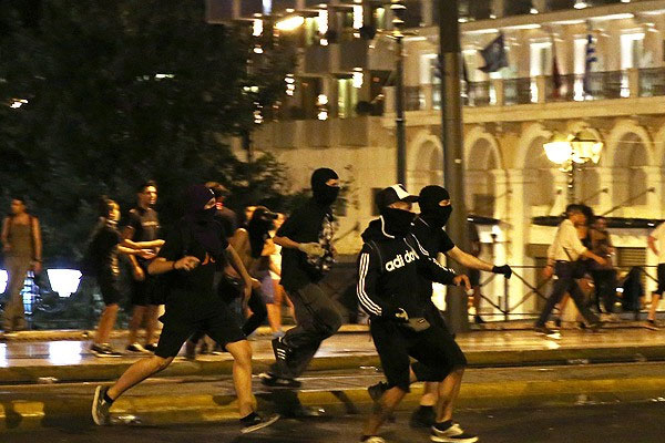 Atina'da protestocular olay çıkardı