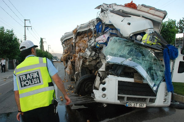 Otobüs ile kamyon çarpıştı: 15 yaralı
