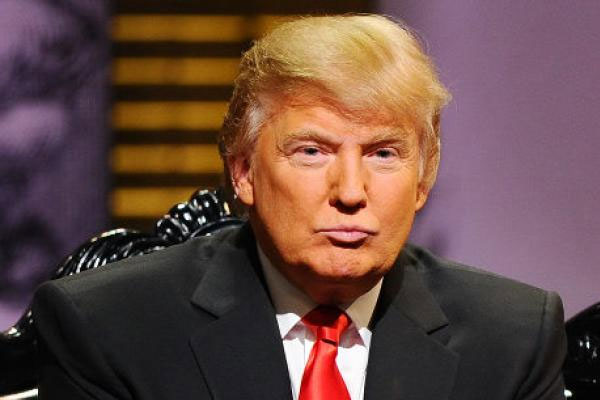 Canlı yayında rakibinin telefonunu verdi