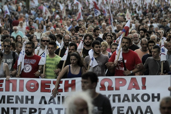 Yunanistan tekrar sokaklarda