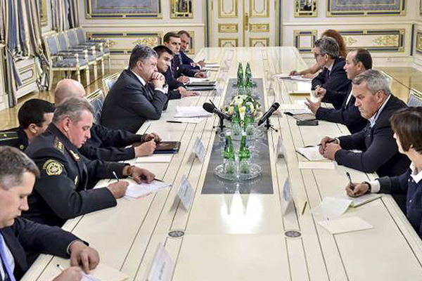 Poroşenko NATO Komutanıyla görüştü