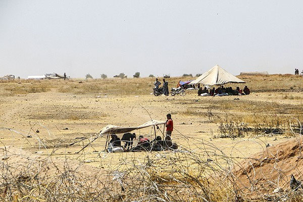 PYD, Ayn'ul İsa'da halkı göçe zorluyor