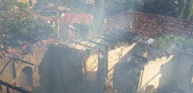 Buzdolabı iki evi yaktı