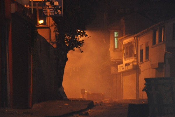 İstanbul'da ateş yakıp yol kapattılar