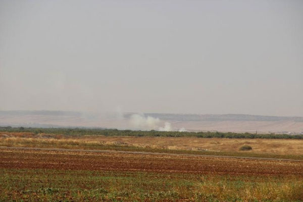 Vurulan hedeflerden duman yükseliyor