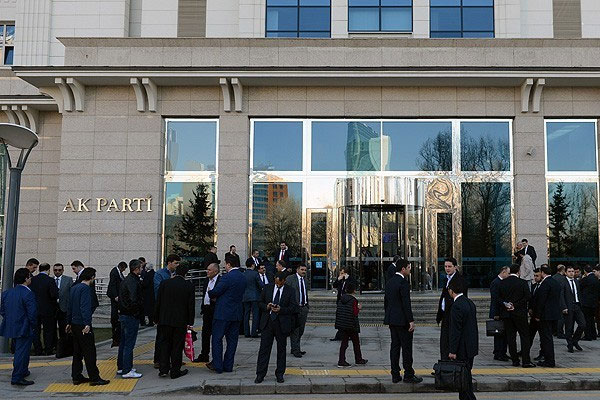 AK Parti'nin koalisyon görüşmesi heyeti belli oldu