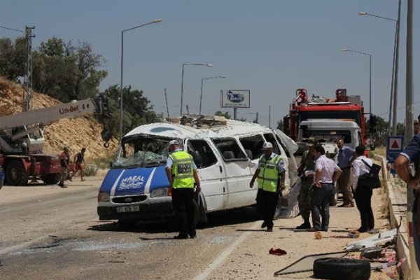 Suriyelileri taşıyan minibüs devrildi