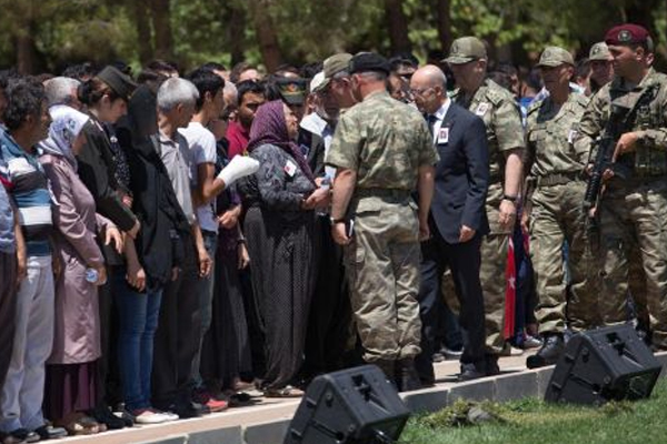 Öldürülen asker ve polis uğurlandı