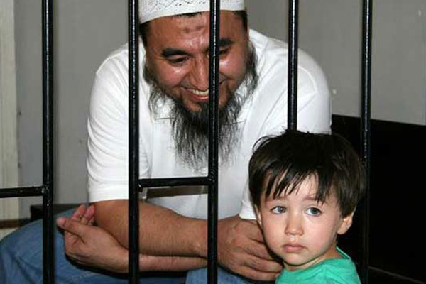 Tutuklu Özbek imamın davası başladı