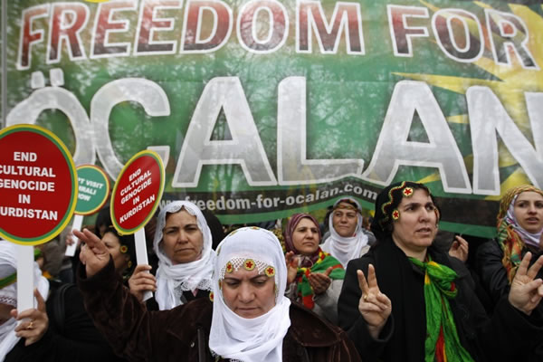 Türkiye Büyükelçiliği önünde iki gösteri birden