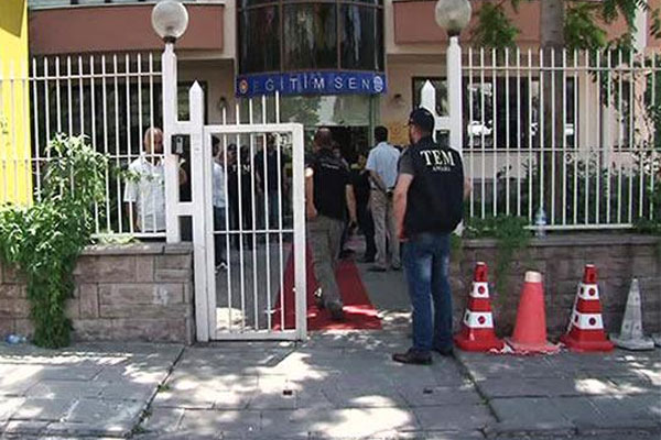 Eğitim Sen genel merkezine polis baskını