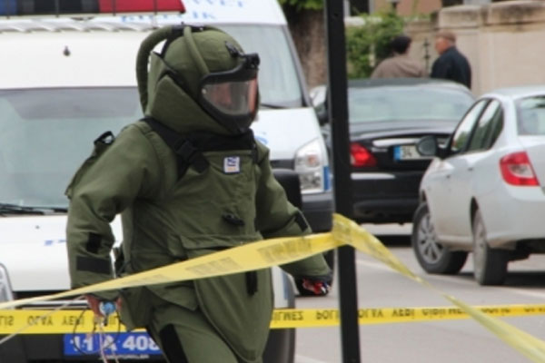 Emniyet müdürlüğü önünde bomba paniği