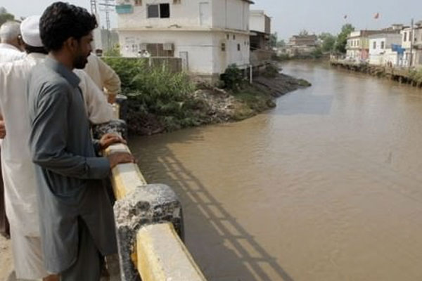 Pakistan'da sellerde 30 kişi öldü