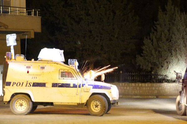 Polis karakolu ve polis aracı tarandı