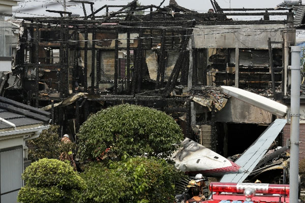 Japonya'da uçak binaya girdi