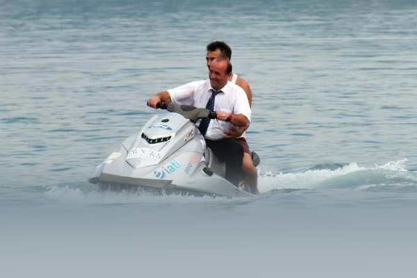 Takım elbiseyle Jet-Skiye bindi