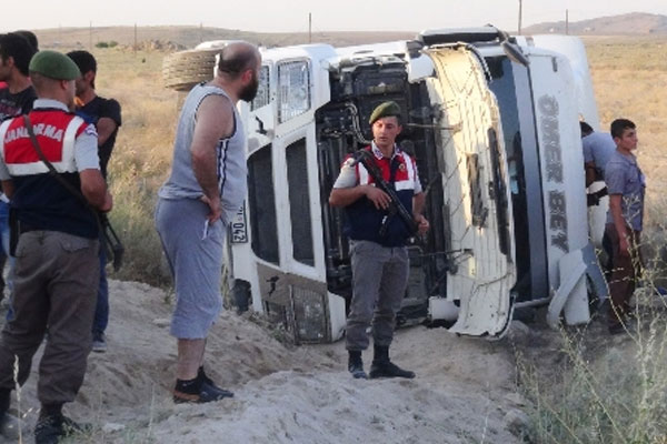 TIR devrildi: 11 yaralı