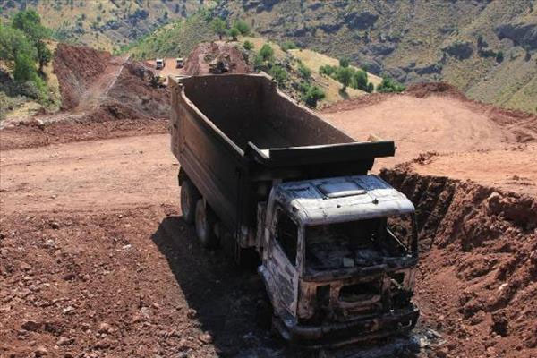 Erzurum'da 7 iş makinesi yakıldı