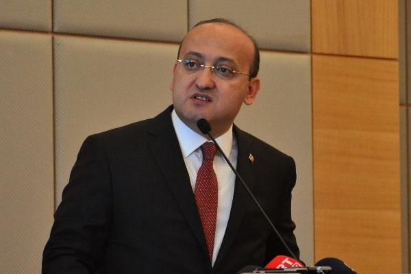 Akdoğan: Hem silah hem politika olmaz